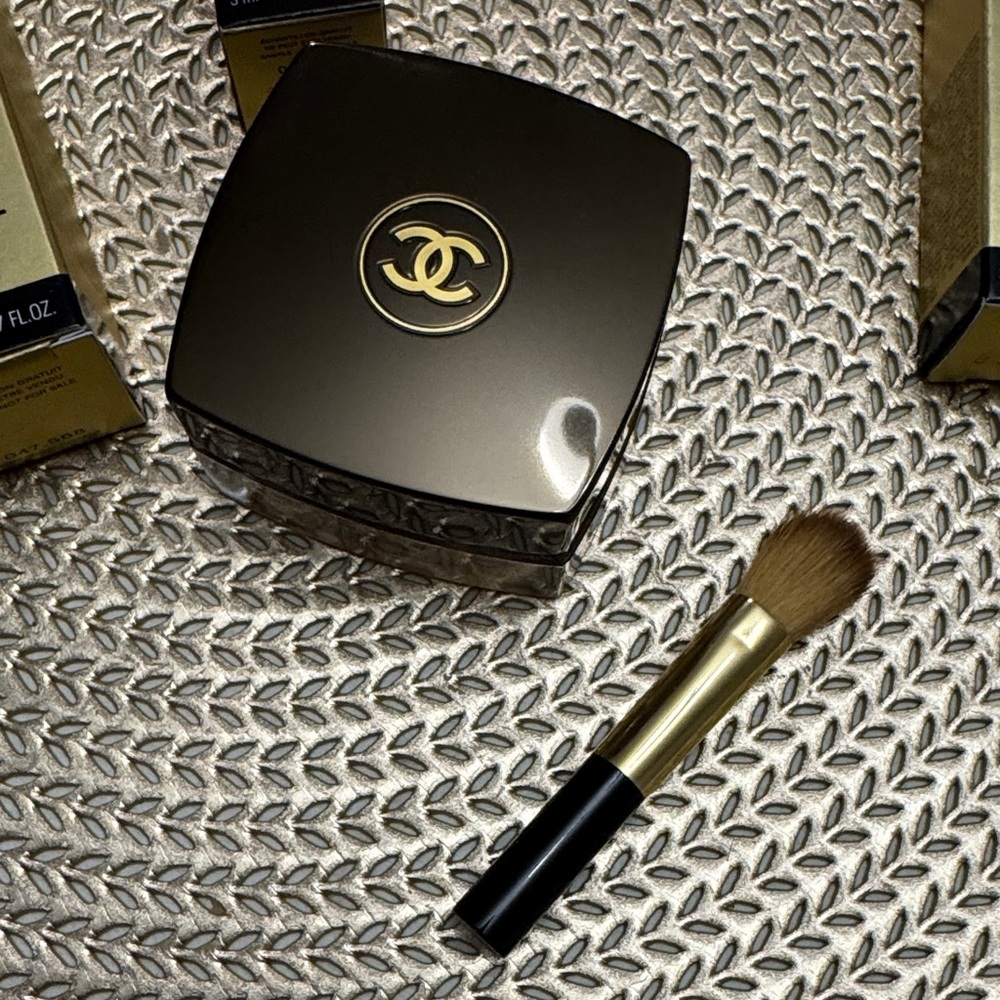 CHANEL sublimage concealer - Picture 2 of 6
